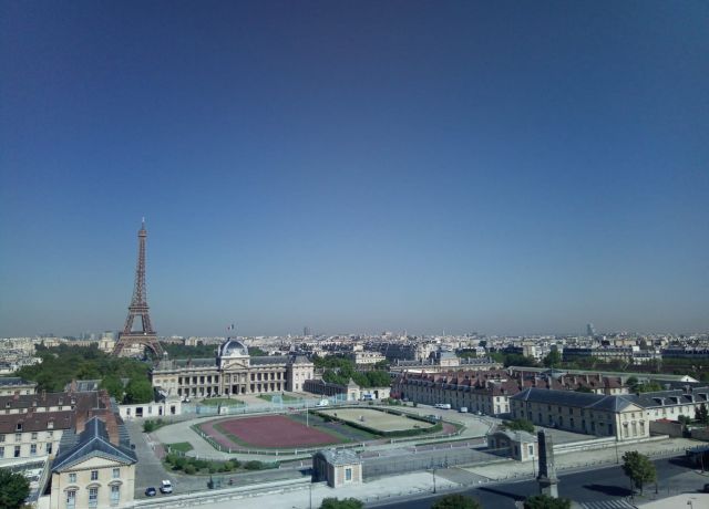Photo d'une vue de Paris lors d'un épisode de pollution à l'ozone
